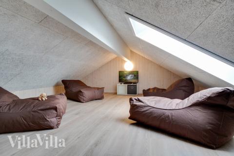 Några av de 20 sovplatserna finns på loftet i lyxstuga nr 456