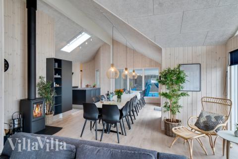 Ni kan sitta 20 personer tillsammans i vardagsrummet när ni besöker lyxhus nr 456 i Vestjylland.