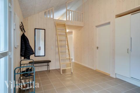 Den rymliga entrén i lyxstuga nr 456 i Vestjylland