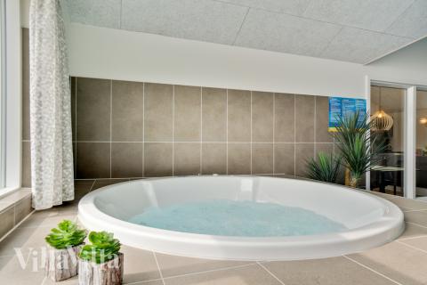 Njut av spabadets värme i lyxstuga nr 456 i Vestjylland