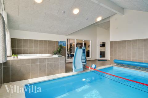 Den härliga poolen i lyxstuga nr 456 för 20 personer