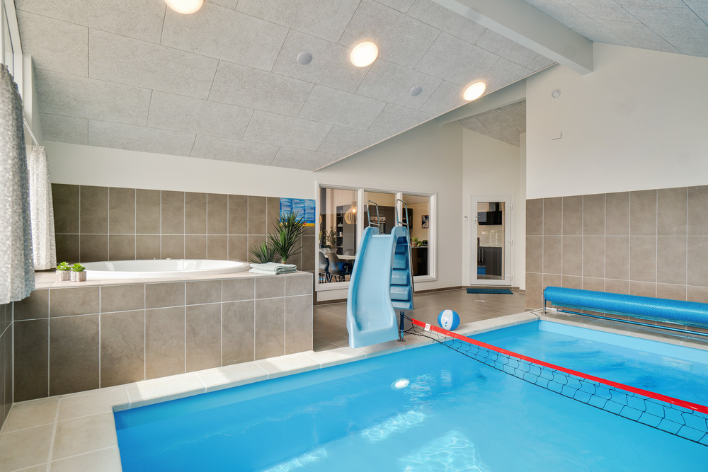 Den härliga poolen i lyxstuga nr 456 för 20 personer