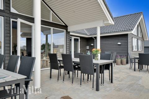 Njut av en grillkväll på terrassen i lyxstuga nr 456 i Vestjylland
