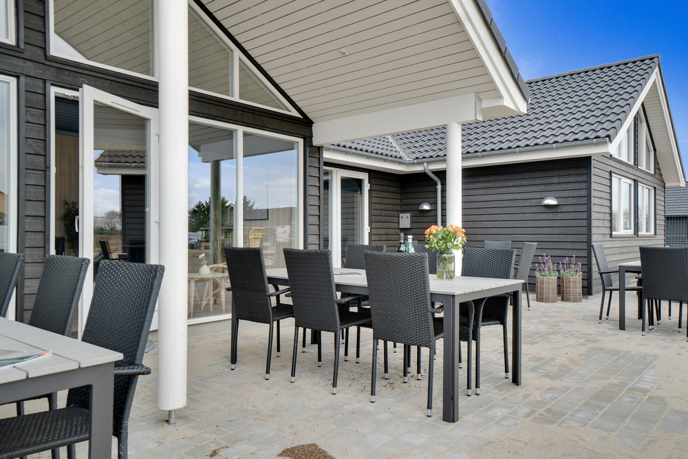 Njut av en grillkväll på terrassen i lyxstuga nr 456 i Vestjylland