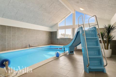 Sommarstuga 456 är inredd med en smakfull poolavdelning som har vattenrutschbana, ett stort inbyggt spapad och bastu