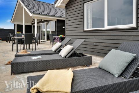 På terrassen i sommarhus nr 456 finns det plats för upp till 20 gäster.