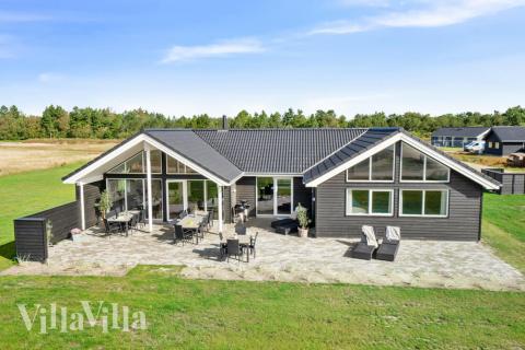 Den praktfulla poolstugan nr 456 med plats för 20 personer ligger i Vestjylland