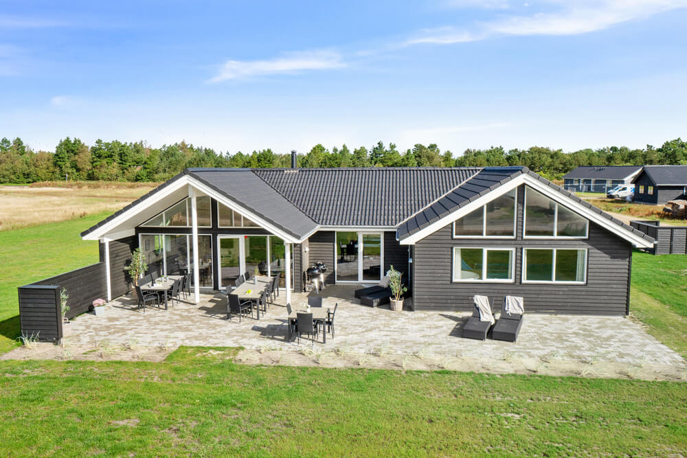 Den praktfulla poolstugan nr 456 med plats för 20 personer ligger i Vestjylland