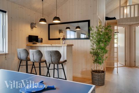 Den härliga sommarstugan bjuder bland annat på en bar som denna i lyxstuga 457 i Vestjylland