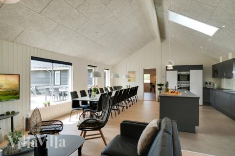 Vardagsrummet i lyxstuga nr. 457 har plats för 20 personer.