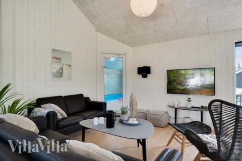 Det stora ljusa vardagsrummet i lyxstuga nr 457 för 20.