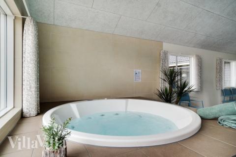 Njut av spabadets värme i lyxstuga nr 457 i Vestjylland