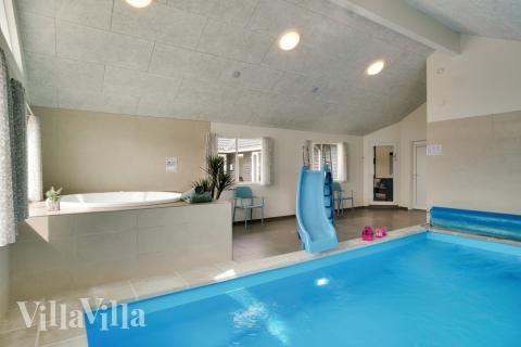 Sommarstuga 457 är inredd med en smakfull poolavdelning som har vattenrutschbana, ett stort inbyggt spapad och bastu