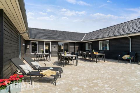 Lyxstuga nr 457 har en härlig terrass med sköna trädgårdsmöbler för 20 personer.