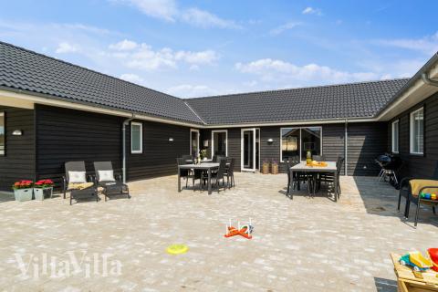 Stor terrass i lyxstuga nr 457 i Vestjylland.