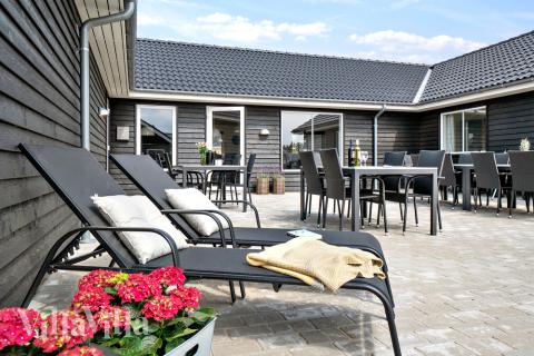 På terrassen i sommarhus nr 457 finns det plats för upp till 20 gäster.