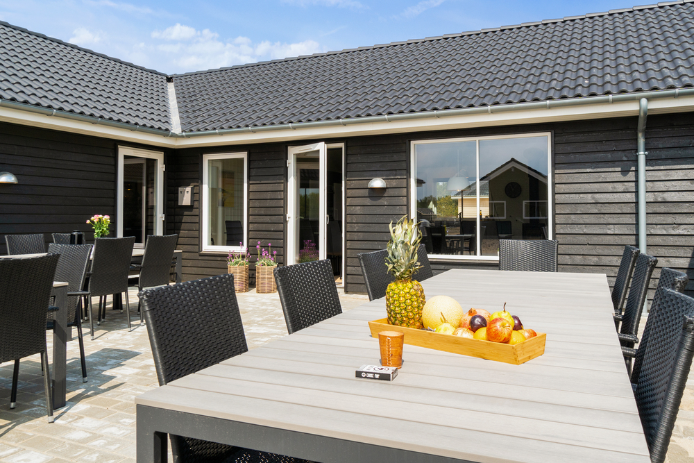 Njut av en grillkväll på terrassen i lyxstuga nr 457 i Vestjylland