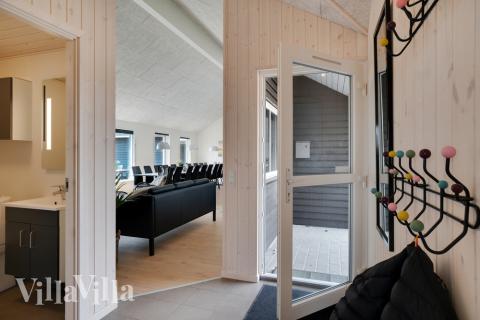 Den rymliga entrén i lyxstuga nr 457 i Vestjylland
