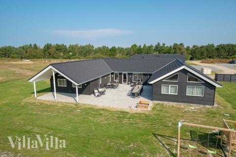 Den praktfulla poolstugan nr 457 med plats för 20 personer ligger i Vestjylland