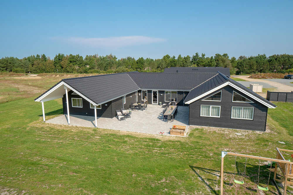 Den praktfulla poolstugan nr 457 med plats för 20 personer ligger i Vestjylland