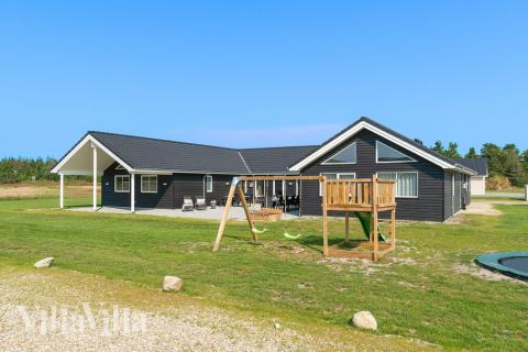 Till den trevliga sommarstugan nr 457 i Vestjylland erbjuds en mängd utomhusaktiviteter, t.ex. lektorn och gungor