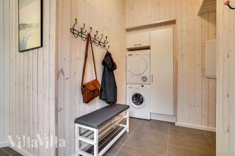 Den rymliga entrén i lyxstuga nr 458 i Vestjylland