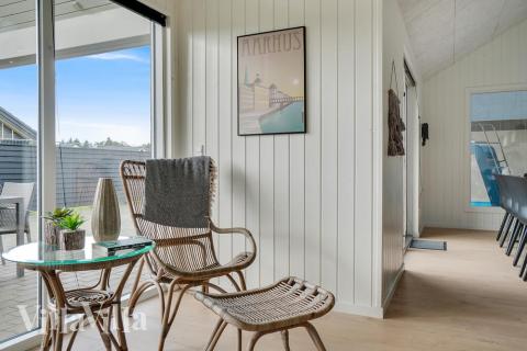 Det stora ljusa vardagsrummet i lyxstuga nr 458 för 18.