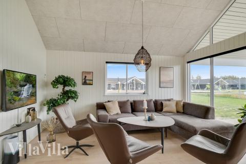 Vardagsrummet i lyxstuga nr. 458 har plats för 18 personer.