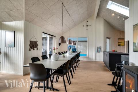 Ni kan sitta 18 personer tillsammans i vardagsrummet när ni besöker lyxhus nr 458 i Vestjylland.