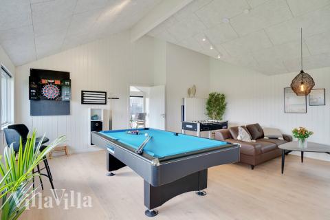 Lyxstuga 458 för 18 personer har ett stort aktivitetsrum med bl.a. biljard och dart