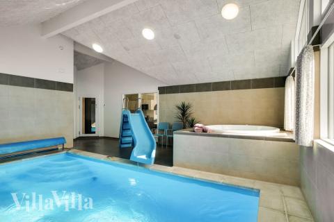 Sommarstuga 458 är inredd med en smakfull poolavdelning som har vattenrutschbana, ett stort inbyggt spapad och bastu