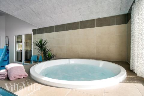 Lyxstuga nr 458 erbjuder bland annat ett härligt spabad