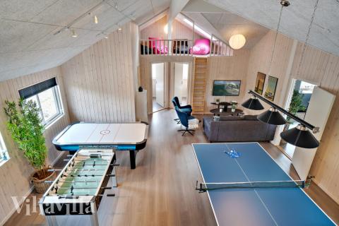 Lyxstuga 463 för 20 personer har ett stort aktivitetsrum med bl.a. biljard och dart