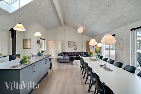 Vardagsrummet i lyxstuga nr. 463 har plats för 20 personer.