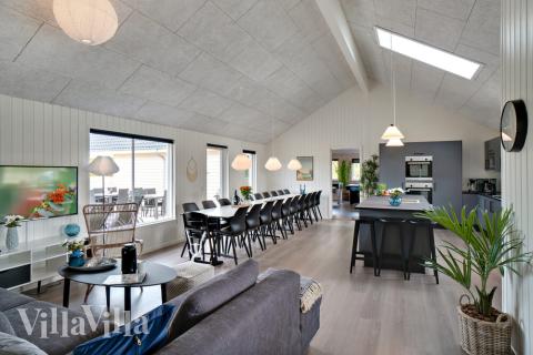 Det stora ljusa vardagsrummet i lyxstuga nr 463 för 20.