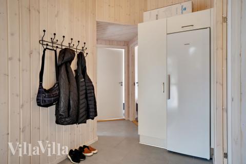 Den rymliga entrén i lyxstuga nr 463 i Vestjylland