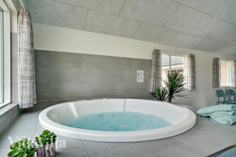 Njut av spabadets värme i lyxstuga nr 463 i Vestjylland