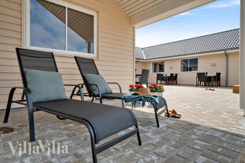 På terrassen i sommarhus nr 463 finns det plats för upp till 20 gäster.