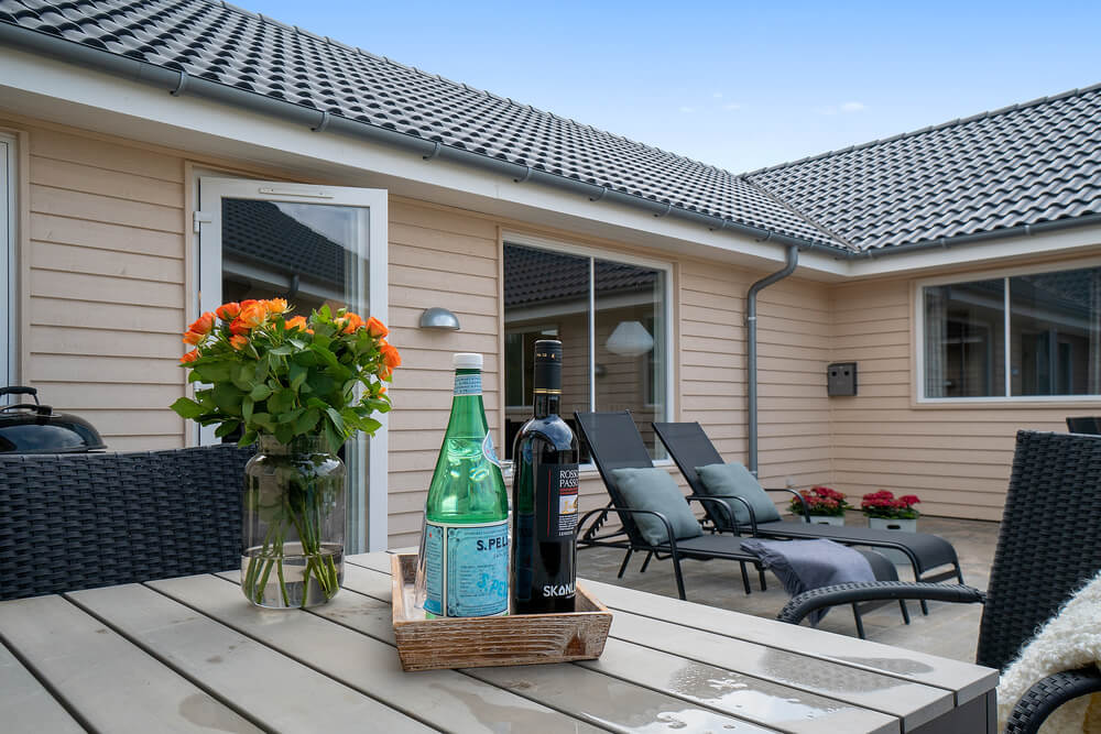 Njut av en grillkväll på terrassen i lyxstuga nr 463 i Vestjylland