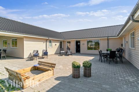 Lyxstuga nr 463 har en härlig terrass med sköna trädgårdsmöbler för 20 personer.