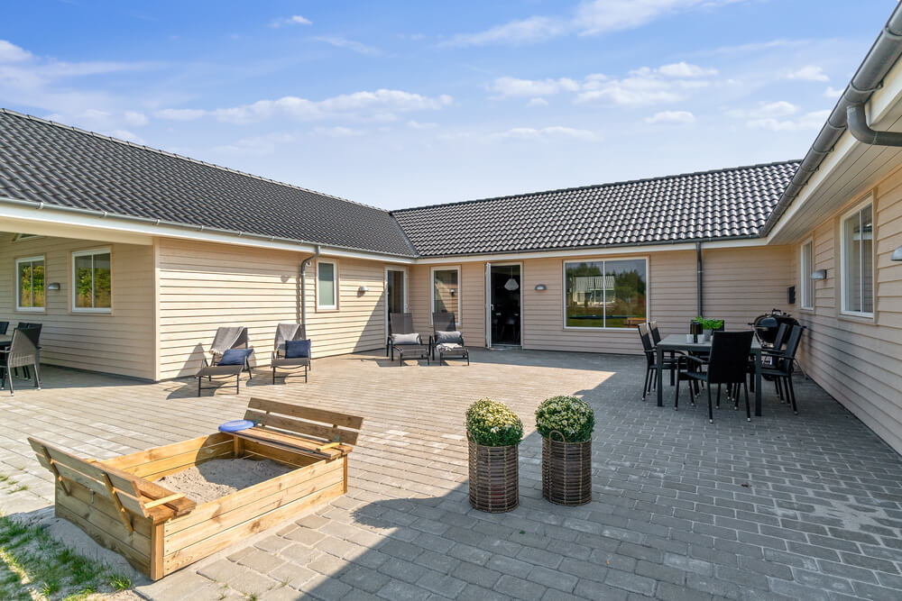 Lyxstuga nr 463 har en härlig terrass med sköna trädgårdsmöbler för 20 personer.
