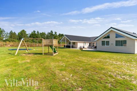 Till den trevliga sommarstugan nr 463 i Vestjylland erbjuds en mängd utomhusaktiviteter, t.ex. lektorn och gungor