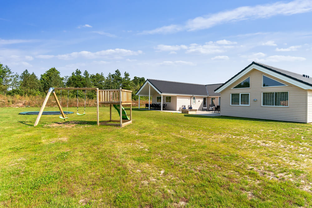 Till den trevliga sommarstugan nr 463 i Vestjylland erbjuds en mängd utomhusaktiviteter, t.ex. lektorn och gungor