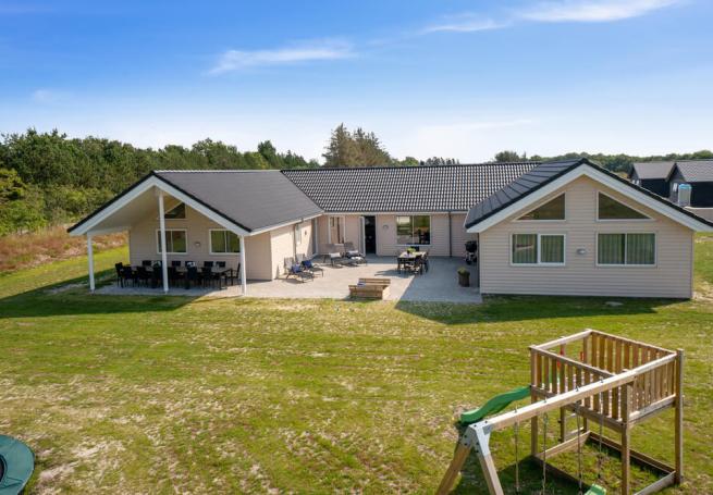 Den praktfulla poolstugan nr 463 med plats för 20 personer ligger i Vestjylland