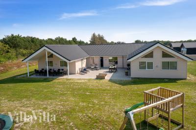 Den praktfulla poolstugan nr 463 med plats för 22 personer ligger i Vestjylland