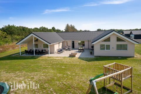 Den praktfulla poolstugan nr 463 med plats för 20 personer ligger i Vestjylland