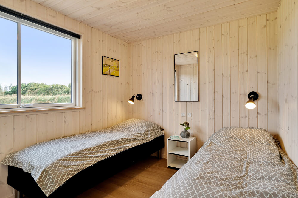 Ett av de 7 utmärkta sovrummen i lyxstuga nr 473 i Vestjylland.