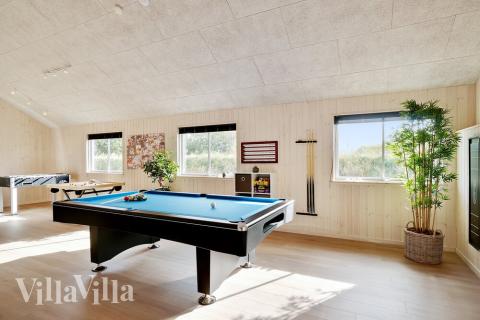 Tävla i sommarhusets aktivitetsrum när ni besöker lyxhus nr 473 i Vestjylland.