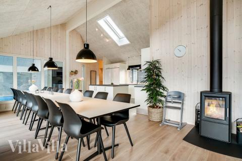 Det stora ljusa vardagsrummet i lyxstuga nr 473 för 18.