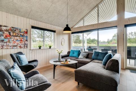 Vardagsrummet i lyxstuga nr. 473 har plats för 18 personer.